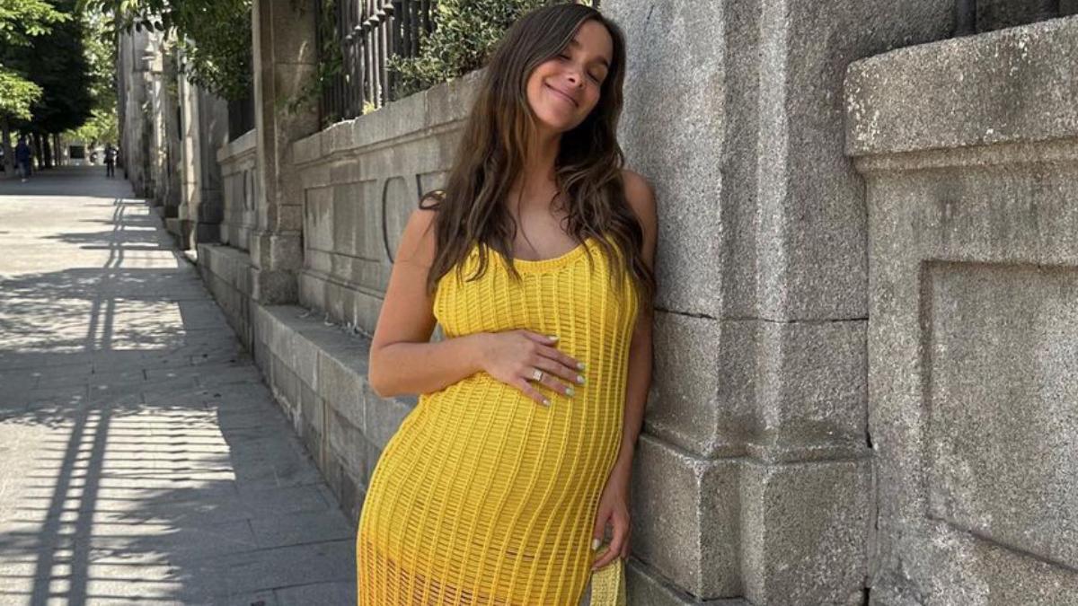María Pombo tiene el vestido de Mango que te salva los embarazos (y los gases)