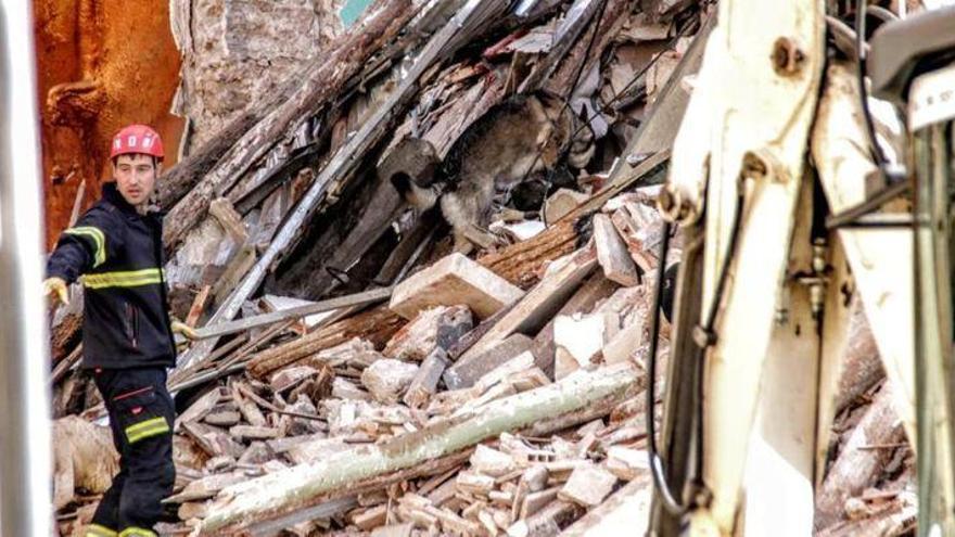Encuentran muerta a una mujer entre los escombros de un edificio derrumbado