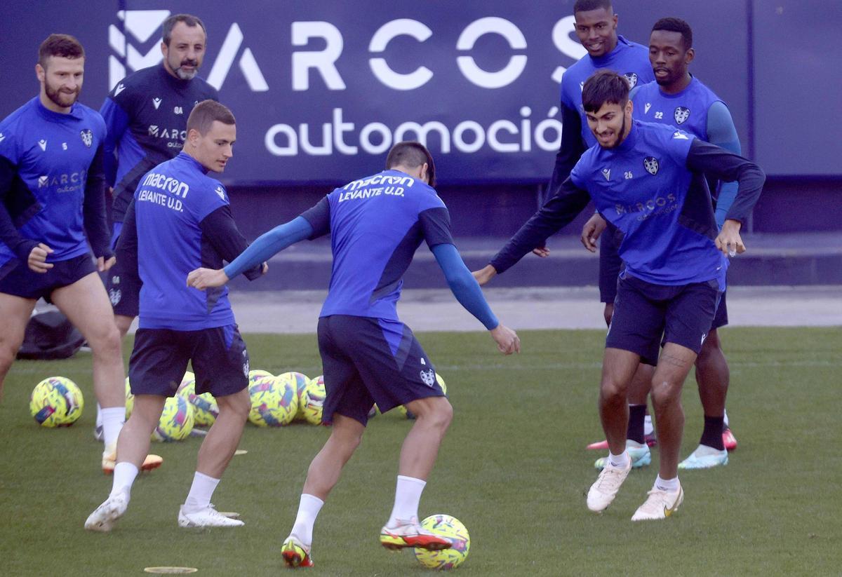 Sesión de entrenamiento del Levante UD - Superdeporte