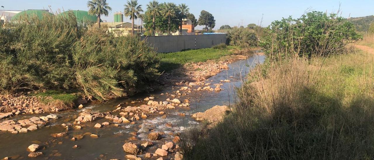 La construcción del puente para salvar el río Belcaire en la Vall d&#039;Uixó precisa de soterrar una línea de media tensión de Iberdrola.