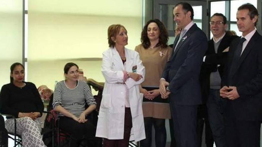 Lores Almerich, en el centro, durante una visita al centro de salud del exconseller de Sanidad, Manuel Llombart, el pasado año.