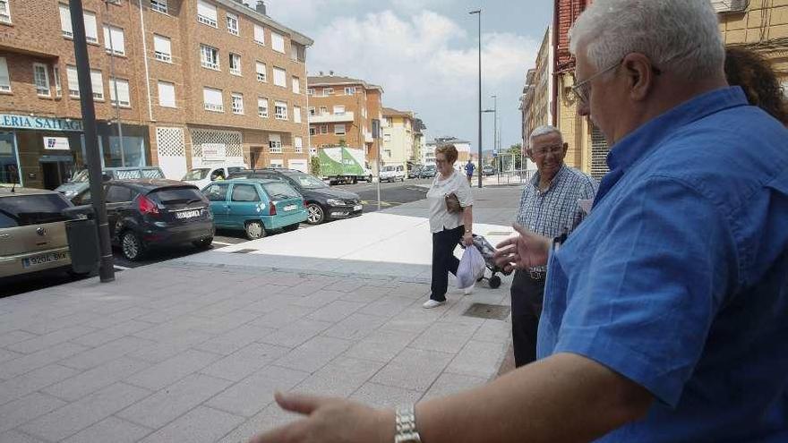 Jerónimo Lana, en primer término, y su amigo José Brun conversan en la avenida Santa Apolonia.