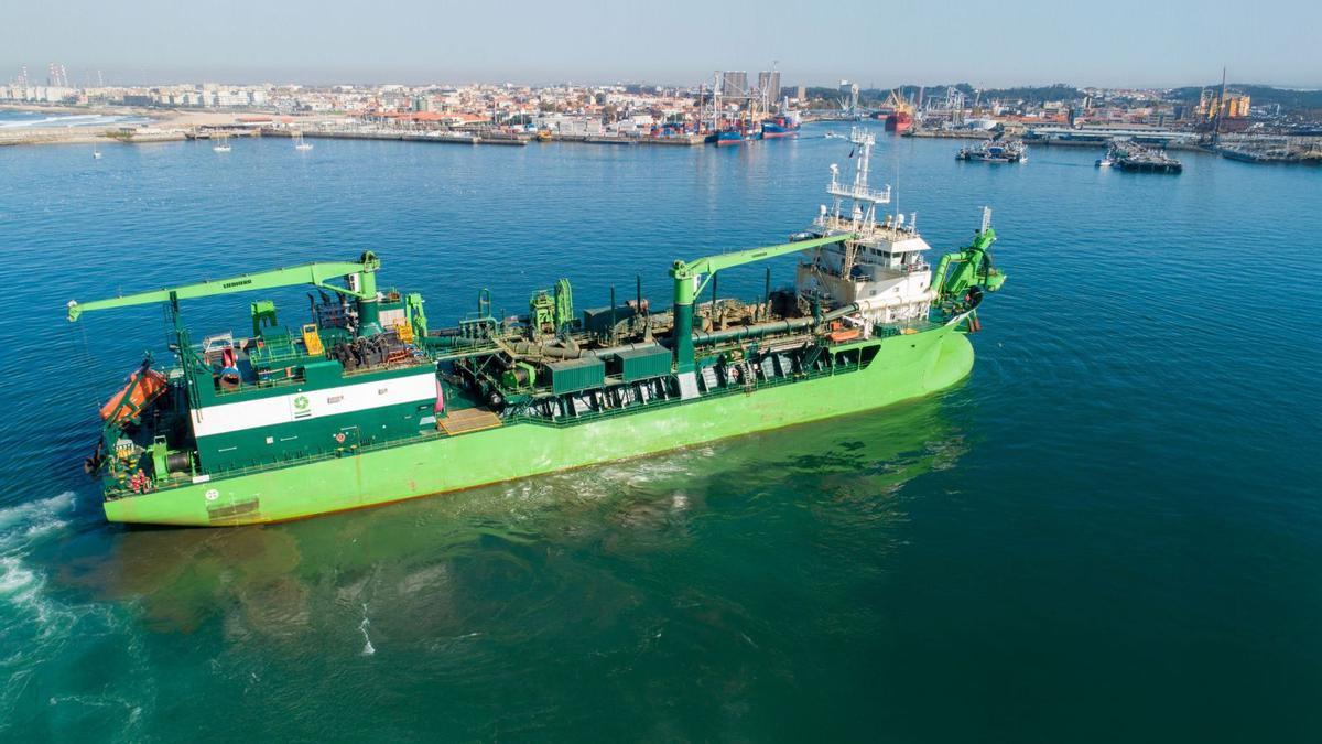 El «Meuse River», dragando sedimentos frente a la terminal norte de Leixões.