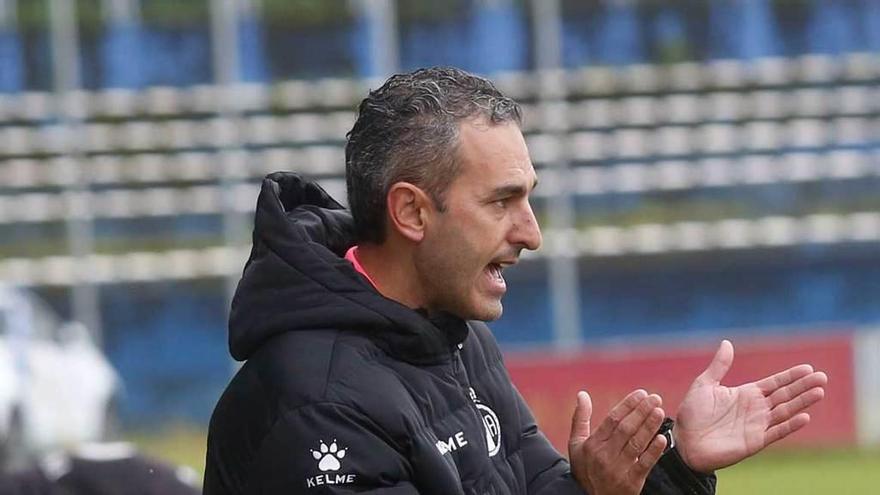 Pablo Lago durante el partido ante el Langreo.