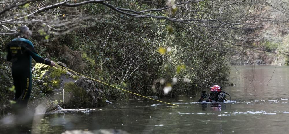 Los agentes siguen buscando en el pantano pruebas del asesinato de Paz Fernández
