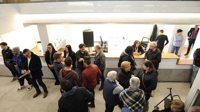 Numerosos vecinos acudieron a la inauguración del consistorio, en la planta baja . | // BERNABÉ/JAVIER LALÍN