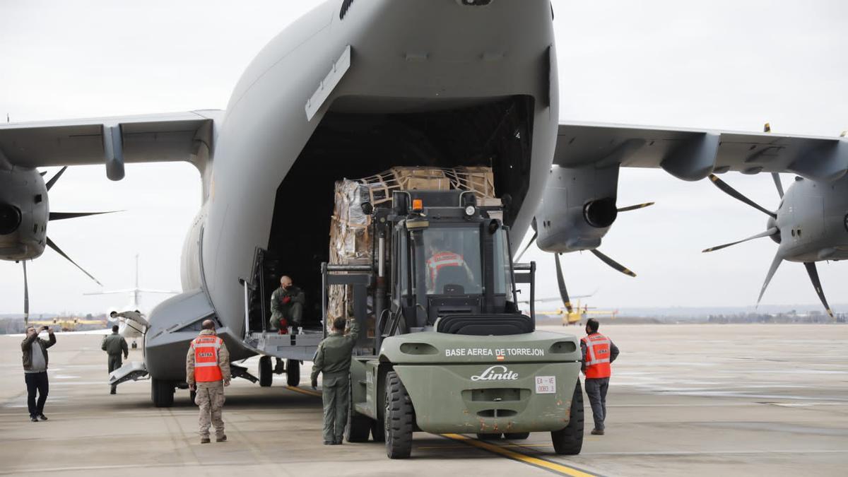 28 de febrero de 2022. Estiba en la base de Torrejón del primer cargamento de ayuda militar enviado por España a Ucrania