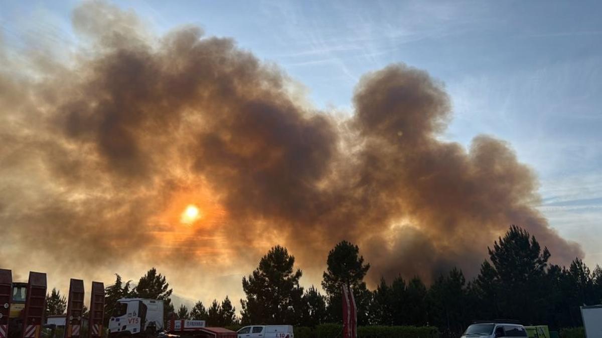 Columna de humo provcada por el incendio que afecta a laas comarcas de Hurdes y Gata.