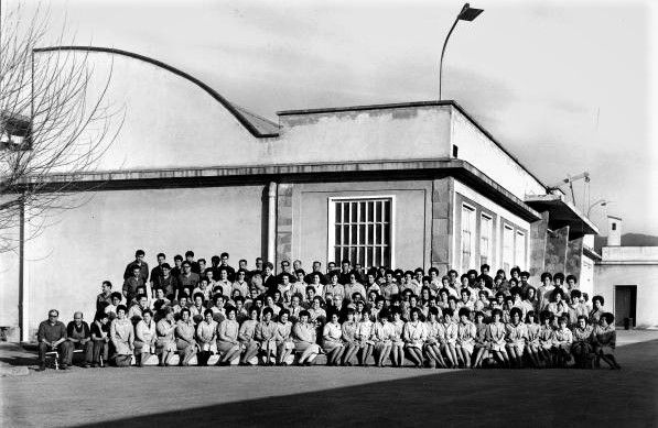 La plantilla de Can Fabregas en Mollet, durante la despedida de la maestra tejedora Pepita.