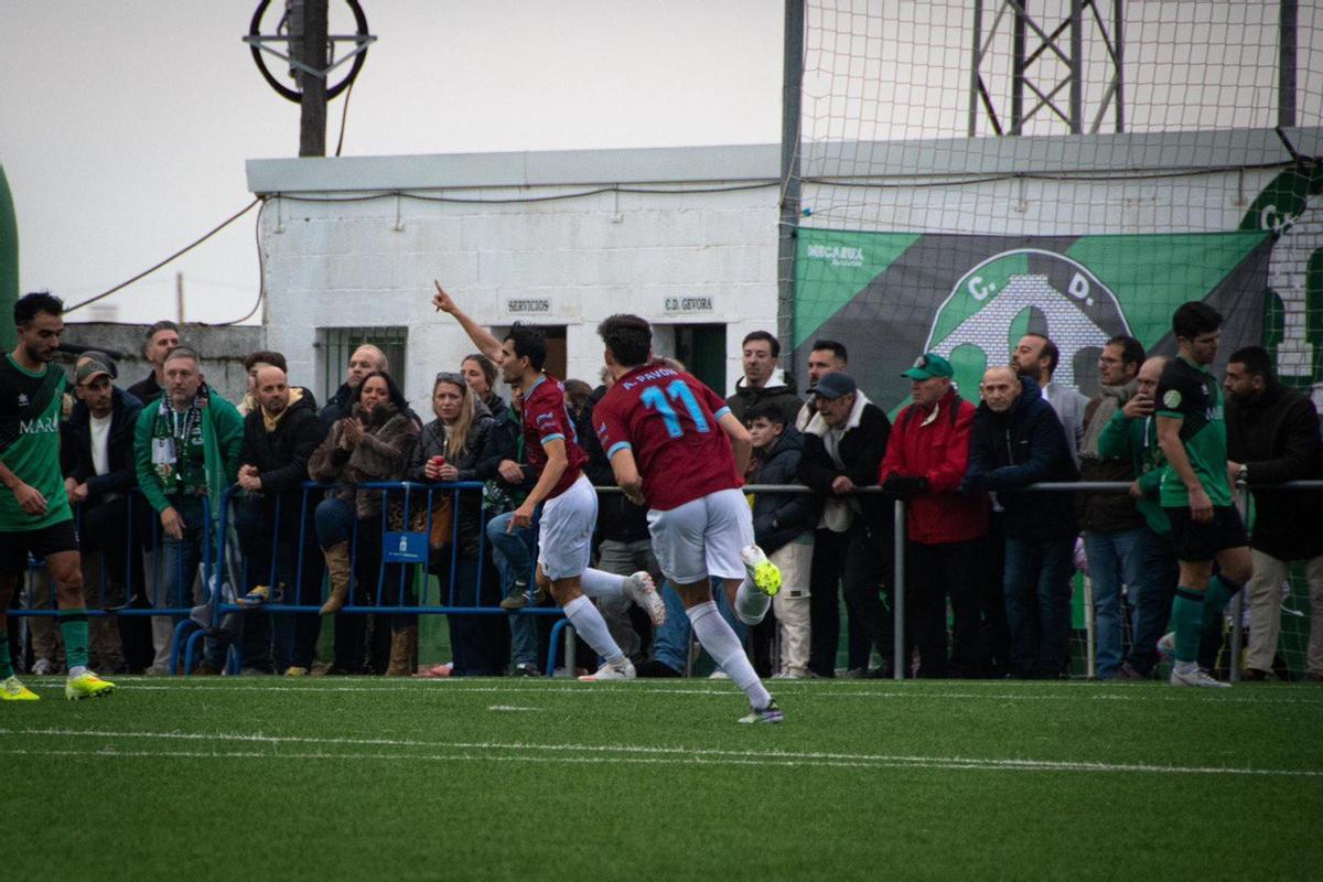 Jesús Sánchez celebra el segundo gol del derbi ante el Gévora.