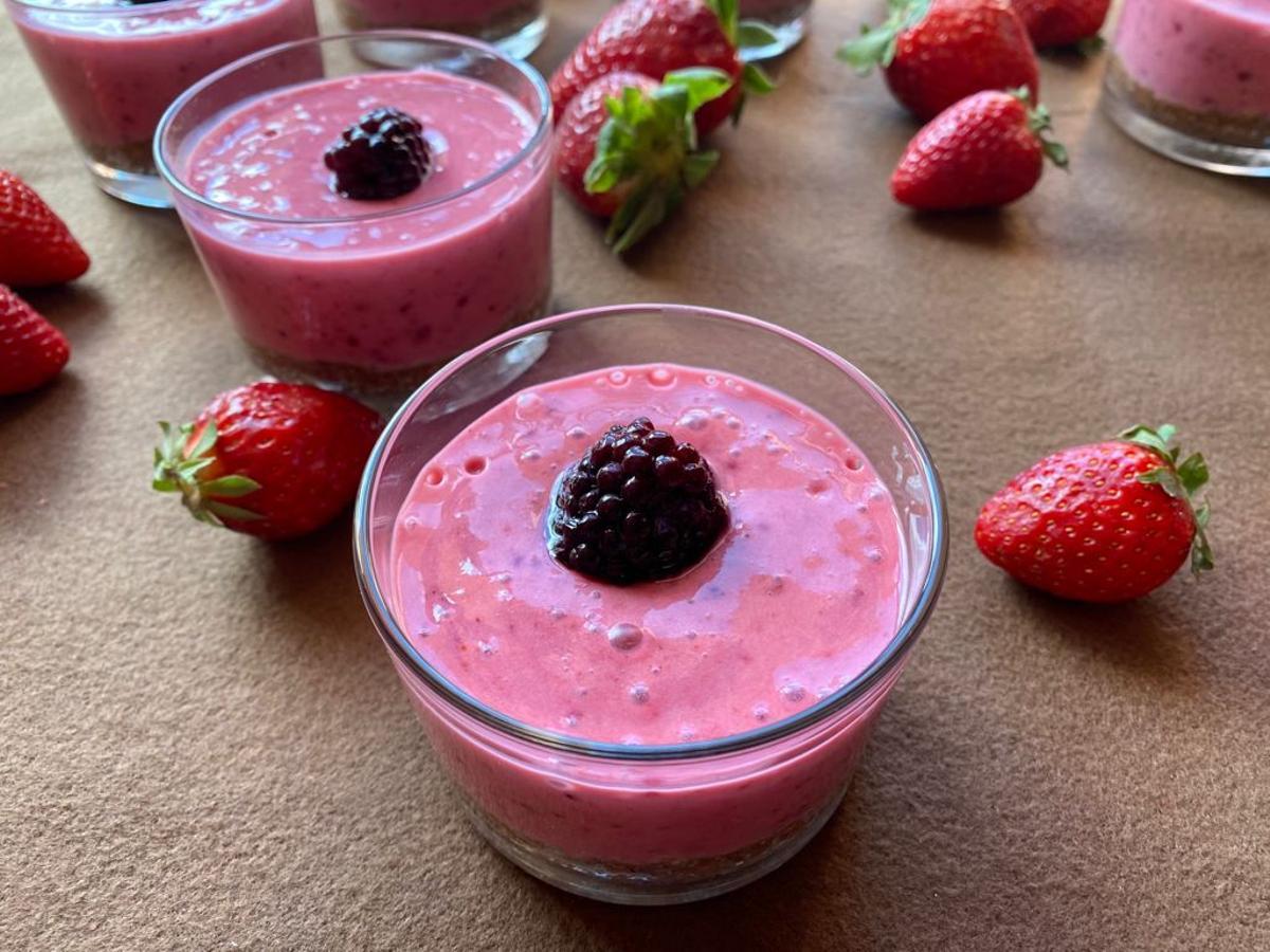 Una opción de desayuno saludable es un yogur griego con frutos rojos.