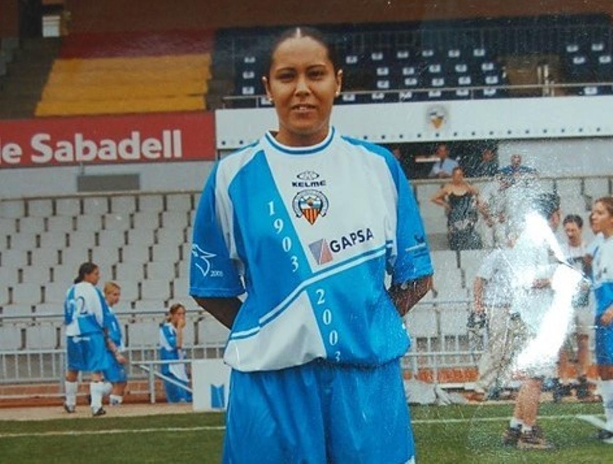 Mary Socorro, en 2003, con la elástica del Sabadell.