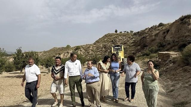 Fulgencio Gil Jódar charla con Francisco Carrillo (c) durante su paseo por la renovada carretera RM-C15.