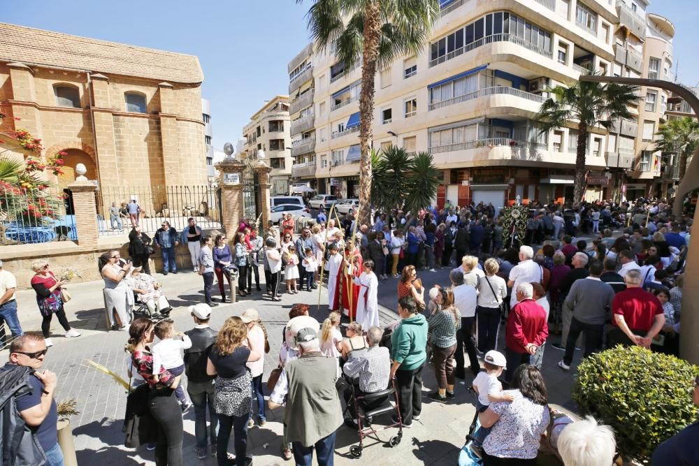 La procesión recorrió el itinerario entre la iglesia del Sagrado Corazón y la Inmaculada en Torrevieja