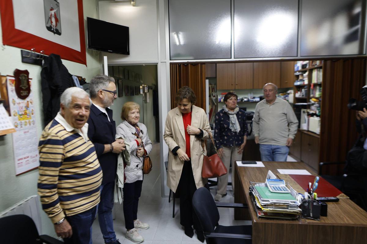 Por la izquierda, Alejandro Romero, Gilberto Villoria, Consolación Romero, Carmen Moriyón, Sagrario Valle y Félix Galindo, esta tarde, en la sede vecinal de Contrueces.