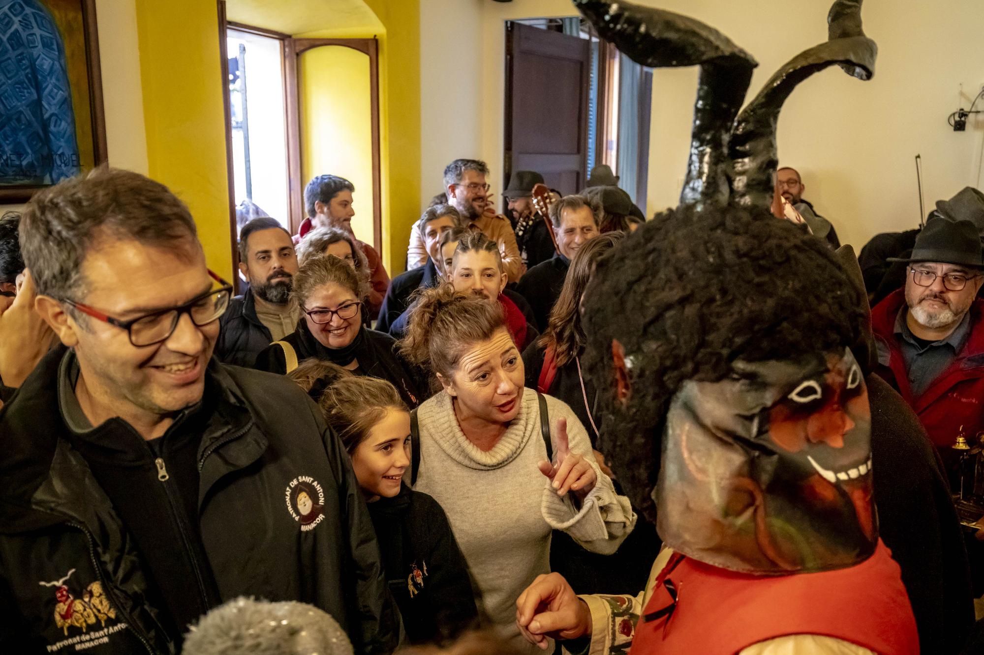 Sant Antoni 2023: Baile de los 'dimonis' en el ayuntamiento de Manacor