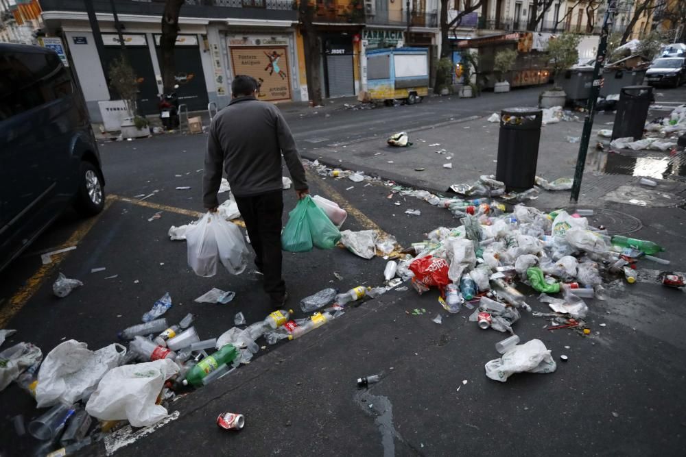 Orines y vandalismo en la Lonja tras una verbena