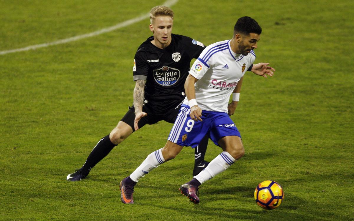 Sergio Gil le intenta quitar el balón a Ángel