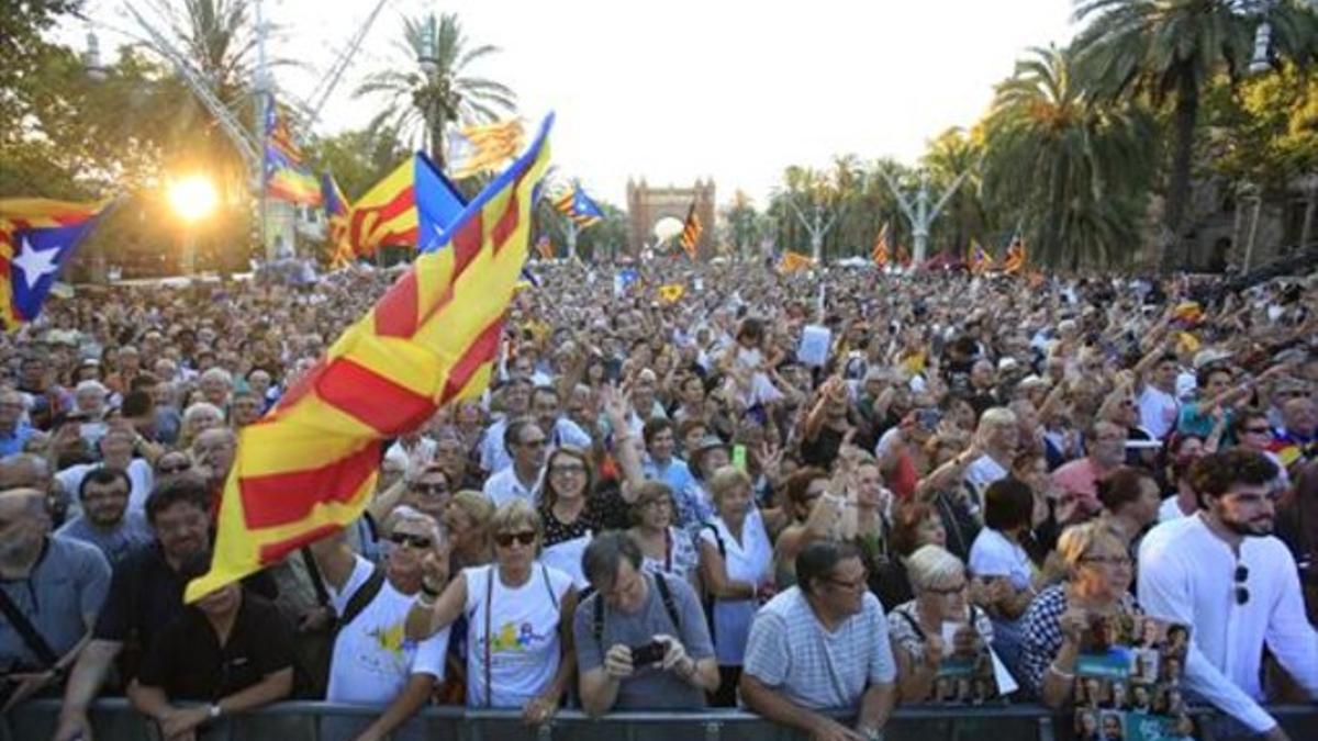 Imagen del gentío más próximo al escenario donde transcurrió el acto de Junts pel Sí, en el paseo de Lluís Companys, ayer en Barcelona.