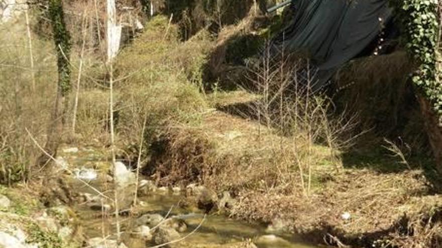 Les restes de l&#039;ensorrament obstrueixen el curs de l&#039;aigua.