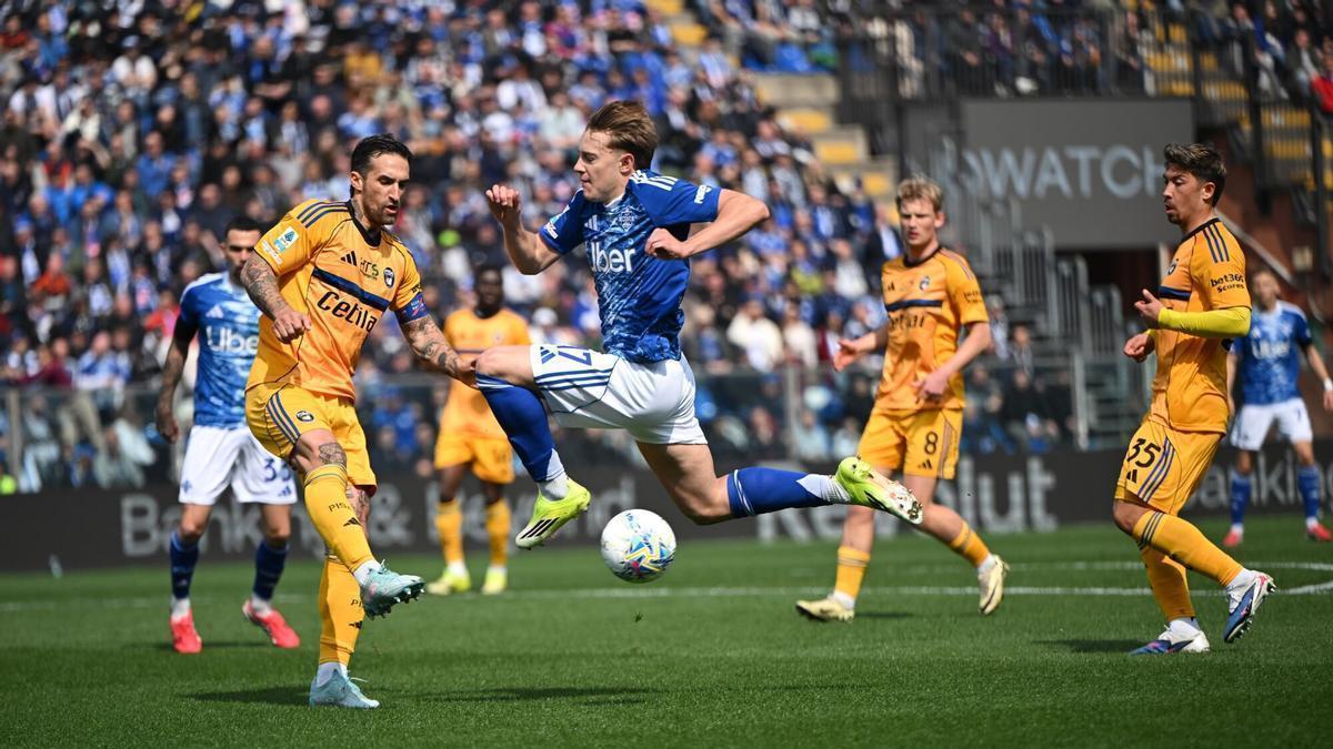 22 March 2026, Italy, Como: Como's Jesus Rodriguez in action during the Italian Serie A soccer match between Como 1907 and Pisa at the Stadio Giuseppe Sinigaglia Djarum. Photo: Tiziano Ballabio/LiveMedia-IPA/ZUMA Press Wire/dpa Tiziano Ballabio/LiveMedia-IPA/Z / DPA 22/03/2026 ONLY FOR USE IN SPAIN. Tiziano Ballabio/LiveMedia-IPA/Z / DPA;soccer;sports;football;Italy Serie A - Como 1907 vs Pisa