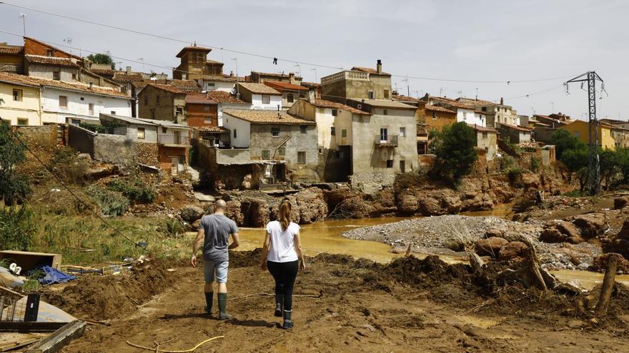 Los vecinos de Villar se vuelcan con las zonas más afectadas: &quot;Los mayores ayudamos como podemos. Aquí se ve lo que es un pueblo&quot;