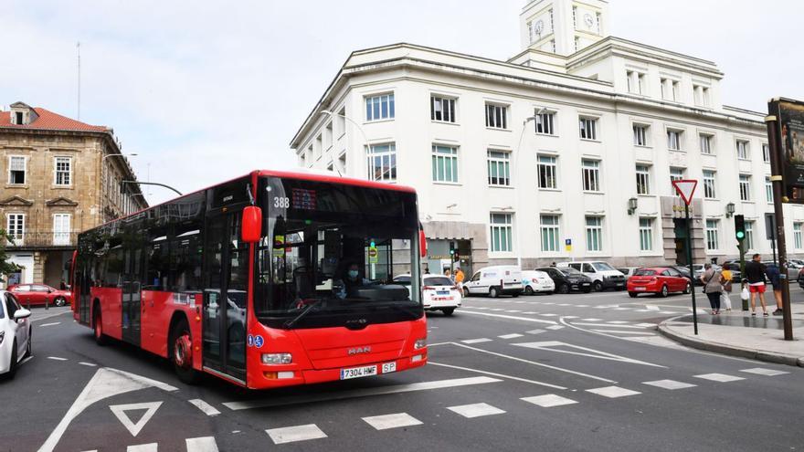 Un autobús de la Compañía de Tranvías circula por una calle de A Coruña. |   // CARLOS PARDELLAS