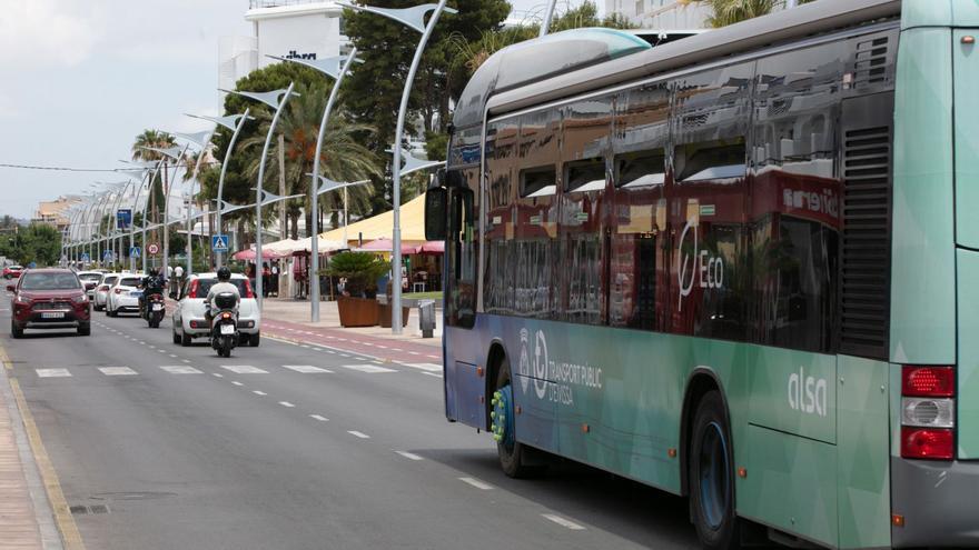 Un autobús del actual servicio de transporte público insular circula por Platja d’en Bossa. | VICENT MARÍ
