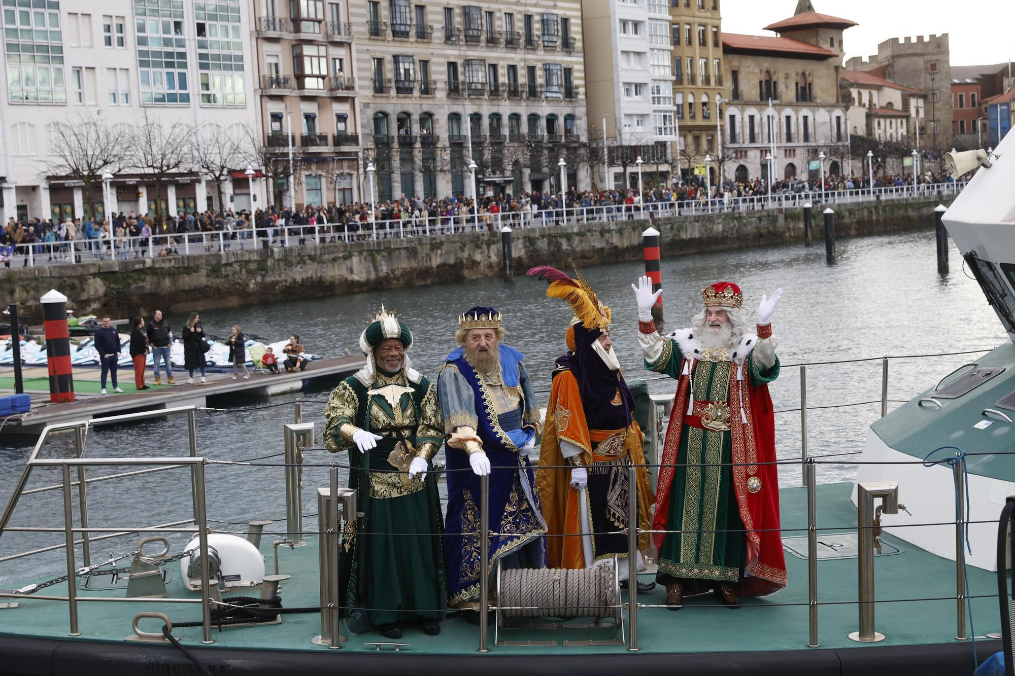 En imágenes: Los Reyes Magos desembarcan en Gijón