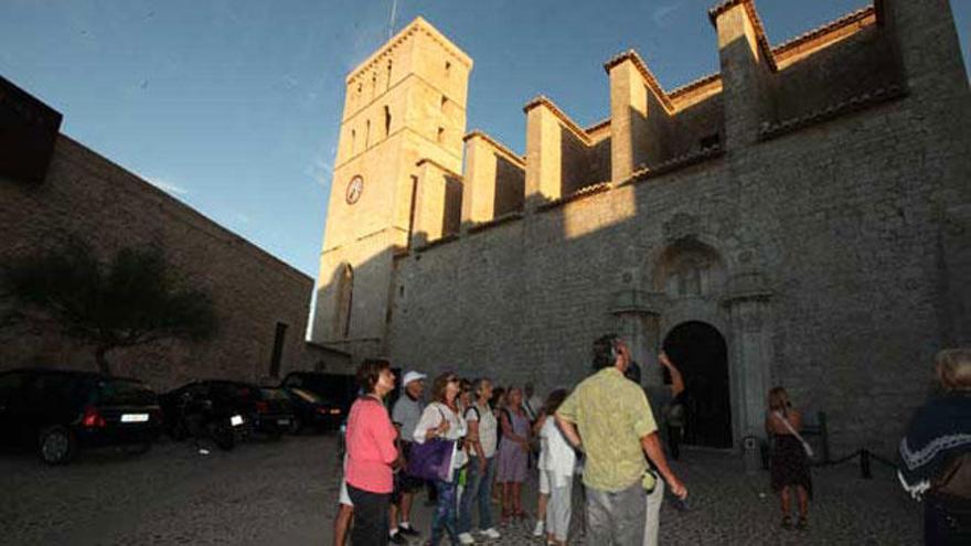 Cada año miles de personas recorren la ciudad amurallada en las visitas guiadas.