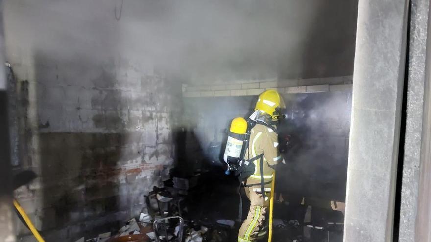 Un incendio calcina parte de un alpendre en Brión y obliga a movilizar a los servicios de emergencia