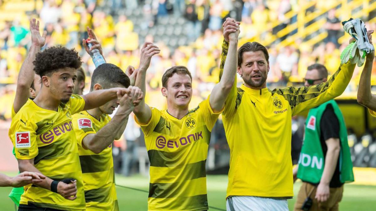 Sergio Gómez celebra junto a sus nuevos compañeros su debut con el Dortmund