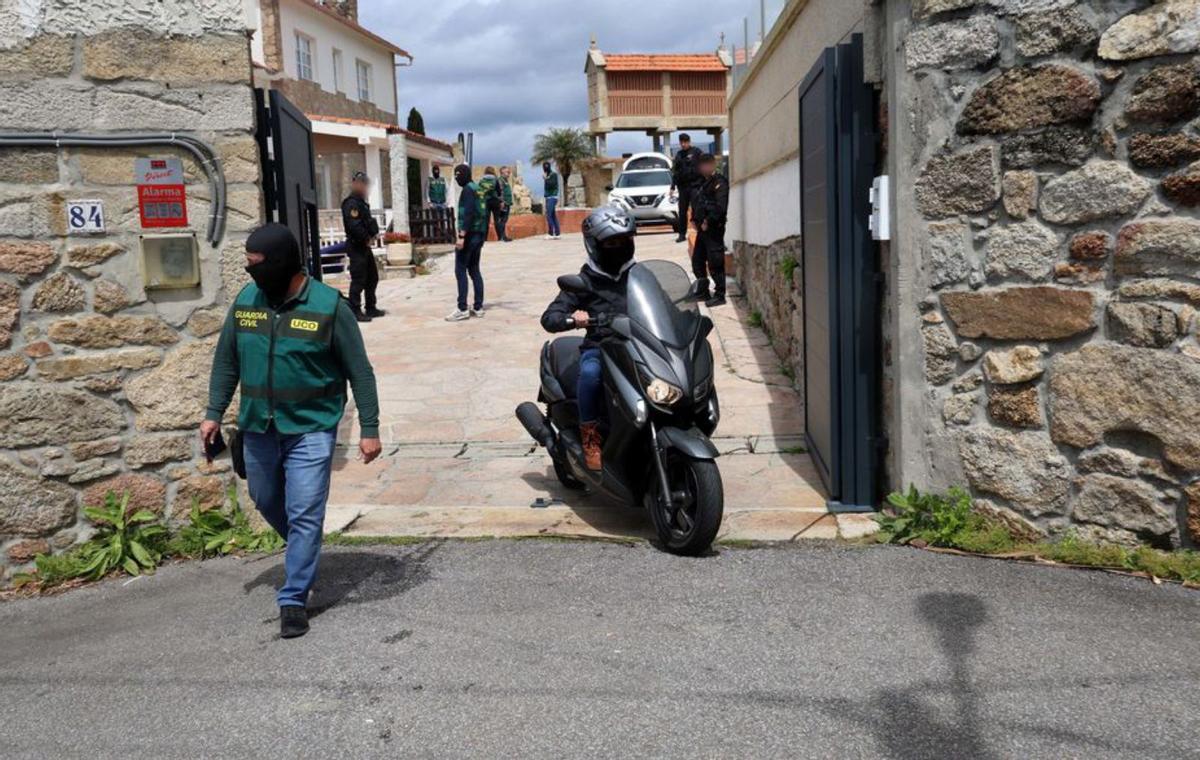Víctor Dopico es conducido a un coche policial, en su vivienda de As Sinas (Vilanova).   | // NOÉ PARGA