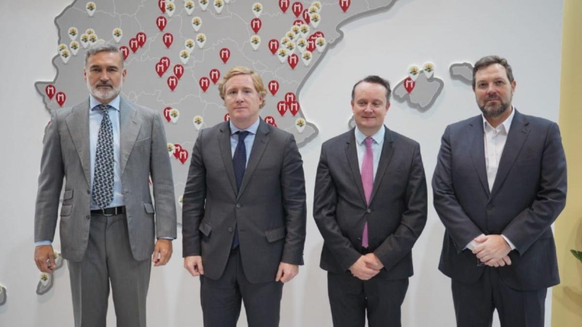 Ignacio Gragera, alcalde de Badajoz, y Rubén Galea, concejal de Turismo y Patrimonio Histórico, en el centro, tras la adhesión a la red.