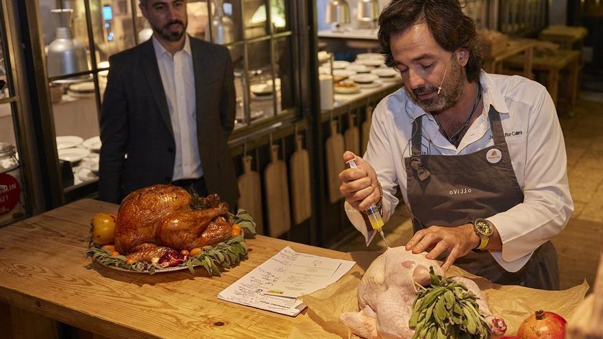 Preparación del tradicional pavo relleno en casa de la mano del chef Javier Muñoz Calero.