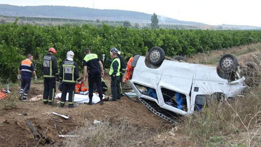 Heridos diez trabajadores tras volcar una furgoneta en Posadas