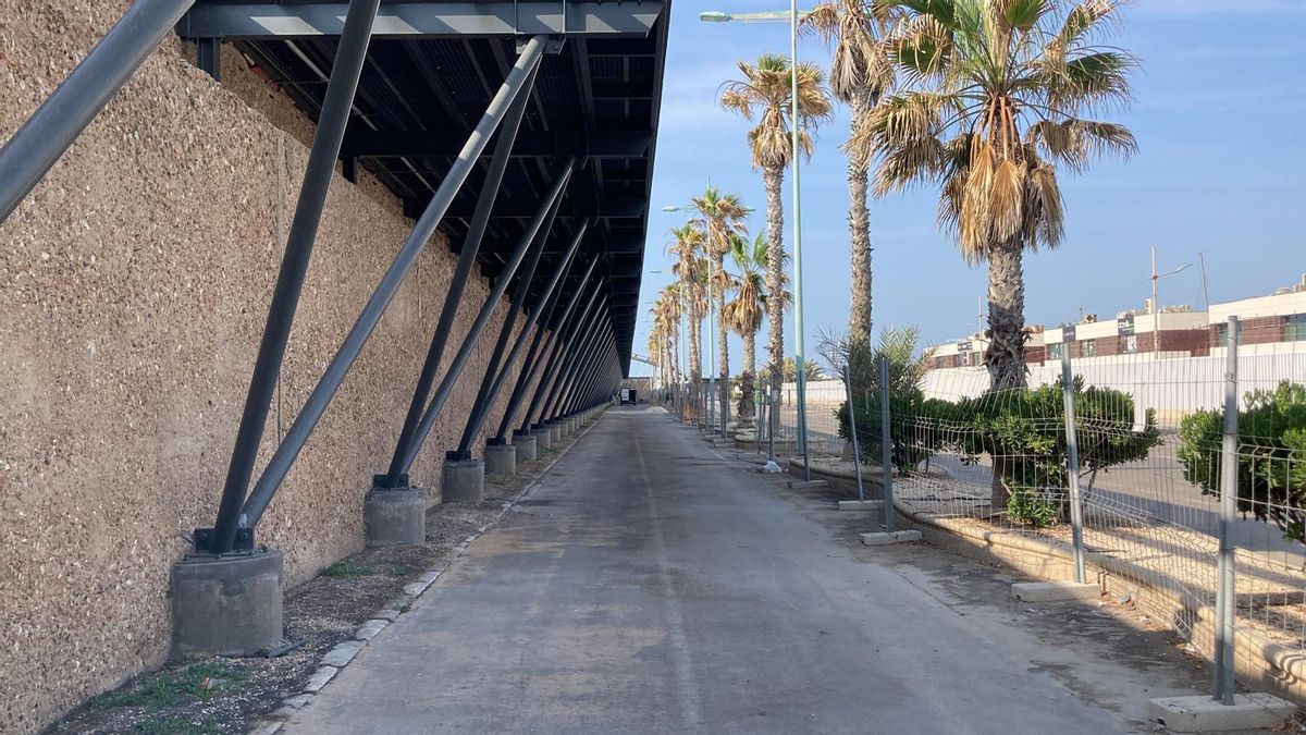 La estructura del paseo voladizo cambia de color: del amarillo al gris oscuro