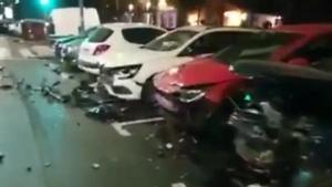 Un conductor arrossega i destrossa diversos cotxes aparcats a Móstoles