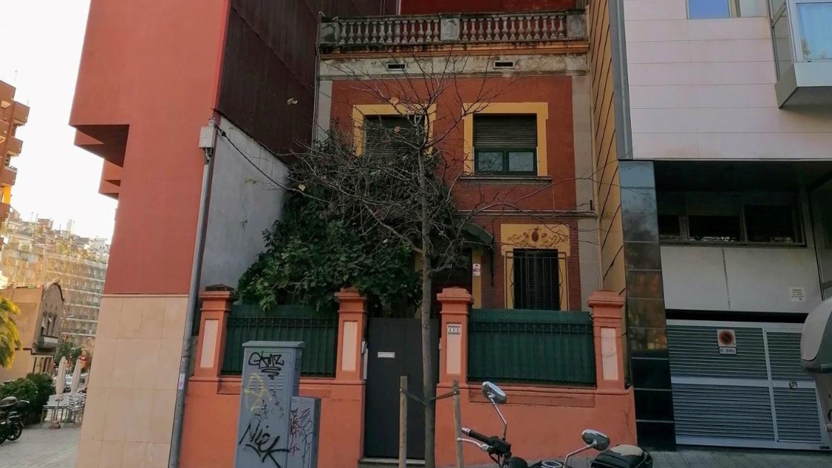 La casa situada en el número 111 de la calle Xifré, en Barcelona, antes de ser derribada.