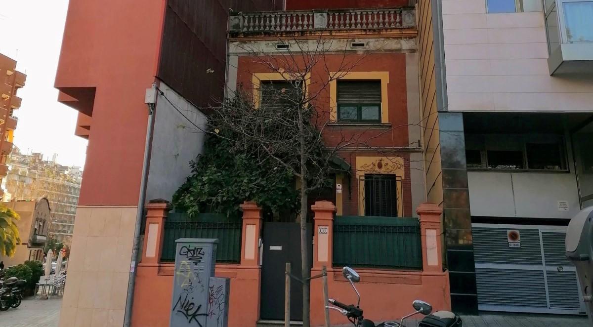 Una fatalitat fa caure una de les últimes cases enjardinades d’un barri de Barcelona