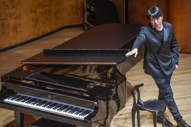 El pianista Lang Lang mantiene un encuentro con estudiantes de música en Gran Canaria