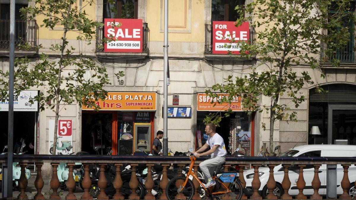 Cartel anunciando un piso en venta en el Passeig de Colón de Barcelona, el pasado verano.