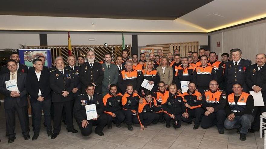 Foto de familia del acto de entrega de distinciones a los miembros de la agrupación de voluntarios de Protección Civil de Marbella.