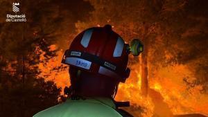 Els bombers valencians esclaten: "Estem treballant com fa vint anys i els incendis han  avançat"