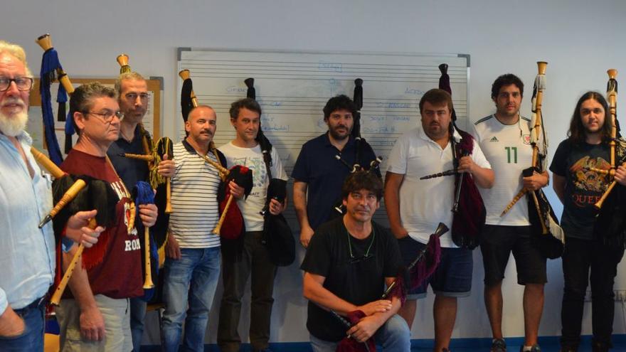 Participantes en el taller de afinación de gaita asturiana: por la izquierda, Juan María Remis, Mariano Blanco, Velu Muñiz, Lluis Servando Viña, Ismael Sierra, Pelayo Fernández, Jorge Muñiz (agachado), Daniel Vega, Xandru Fernández, David González y José Ignacio Narciandi. | B. G.