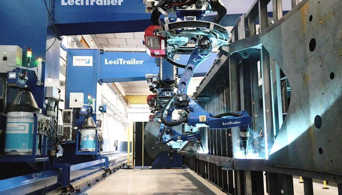 Interior de la fábrica de remolques y semiremolques de Lecitrailer en Casetas (Zaragoza).