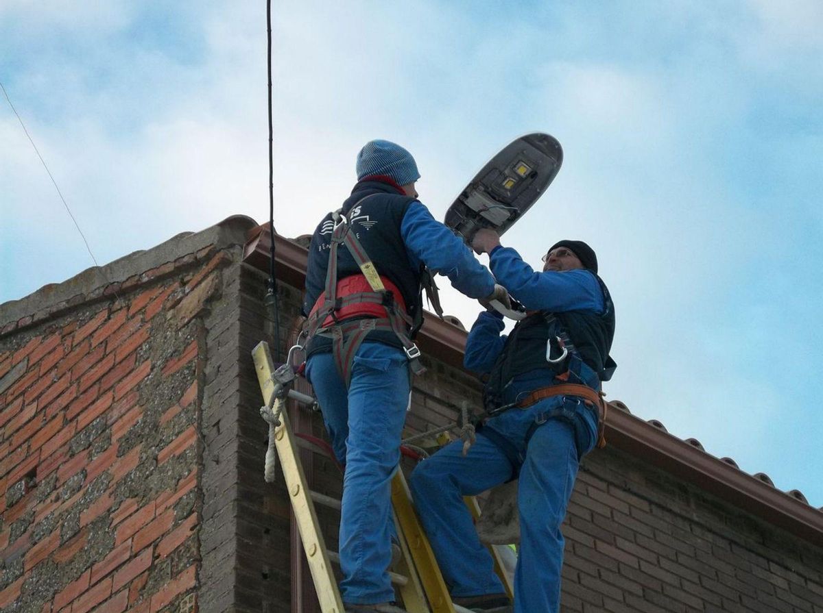 Instalación de farolas en un pueblo de la provincia. | J. N. (Archivo)