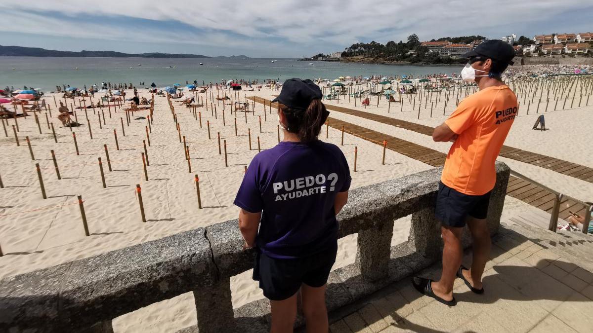 Acomodadores de playa, ayer en Silgar. // S. Álvarez