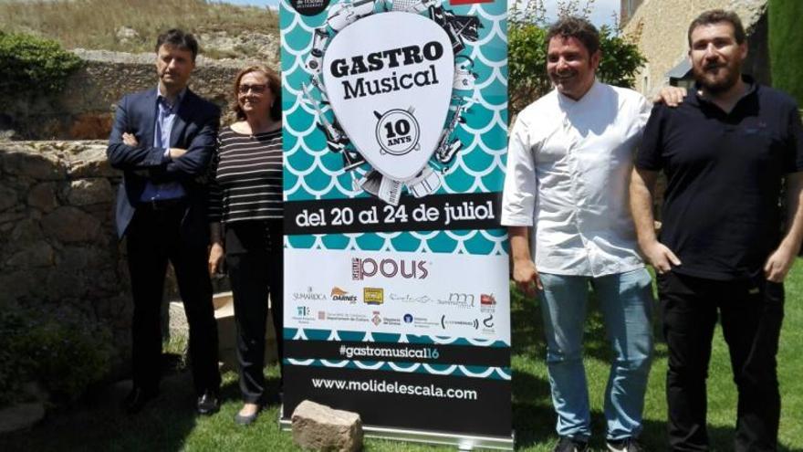 Els impulsors del festival Gastromusical, al costat d&#039;un cartell promocional, en una fotografia del 15 de juny del 2016.