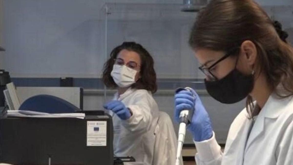 Científicas trabajando en la secuenciación del coronavirus SARS-CoV-2.